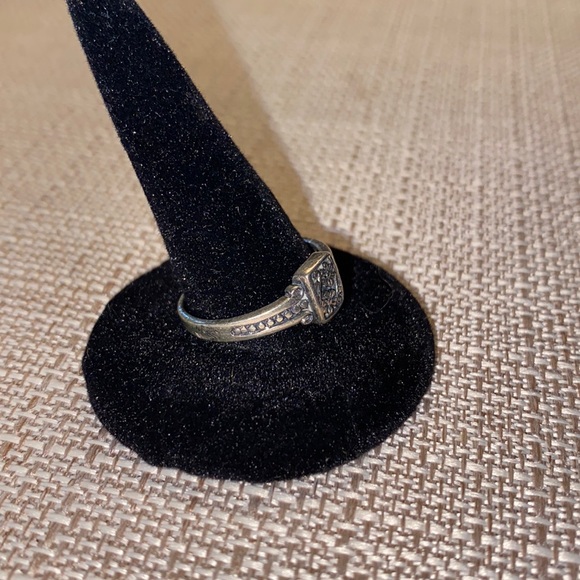 Sterling silver flower embossed ring. Size 8.25 - Picture 3 of 6